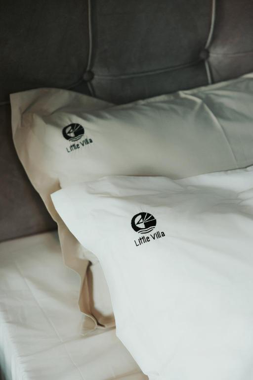 A bed or beds in a room at Little Villa