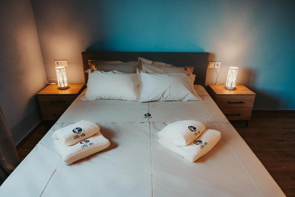 A bed or beds in a room at Little Villa