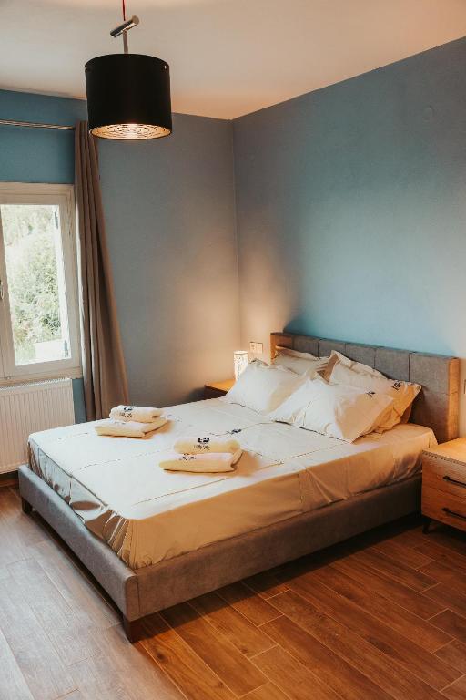 A bed or beds in a room at Little Villa