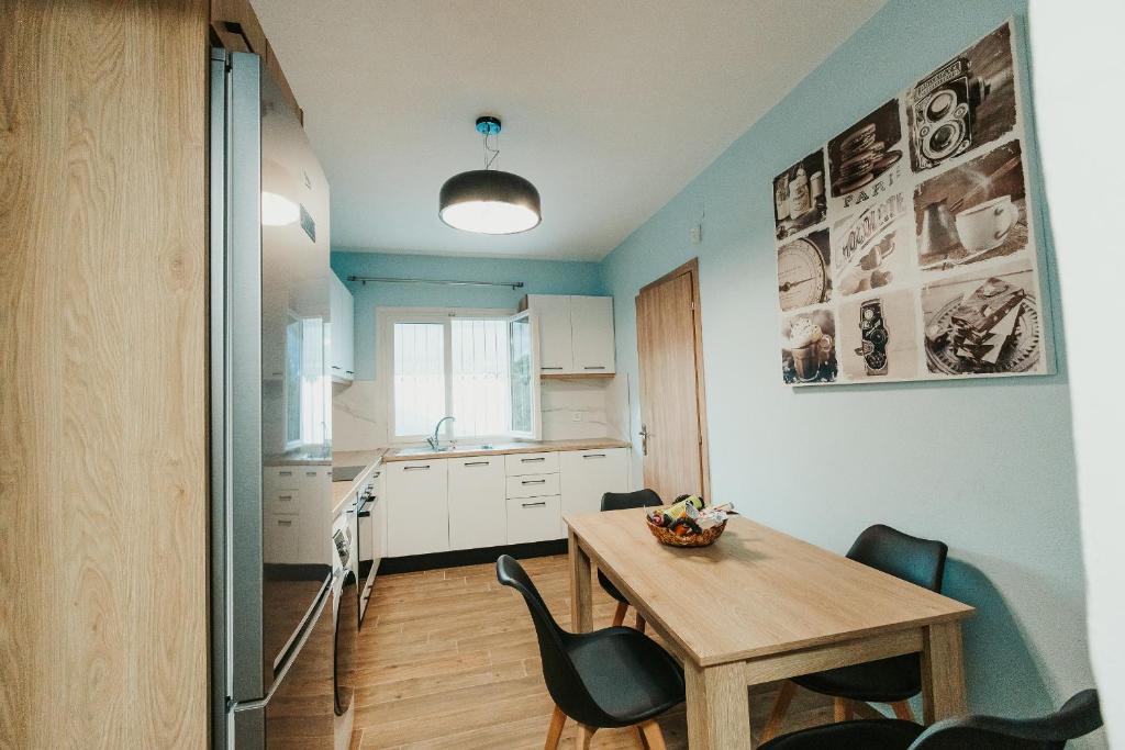 A kitchen or kitchenette at Little Villa