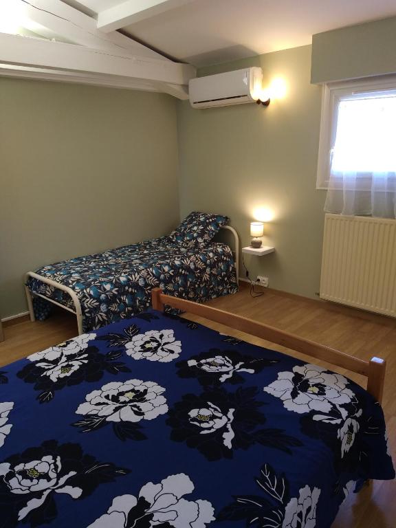 Łóżko lub łóżka w pokoju w obiekcie Gîte climatisé les hirondelles