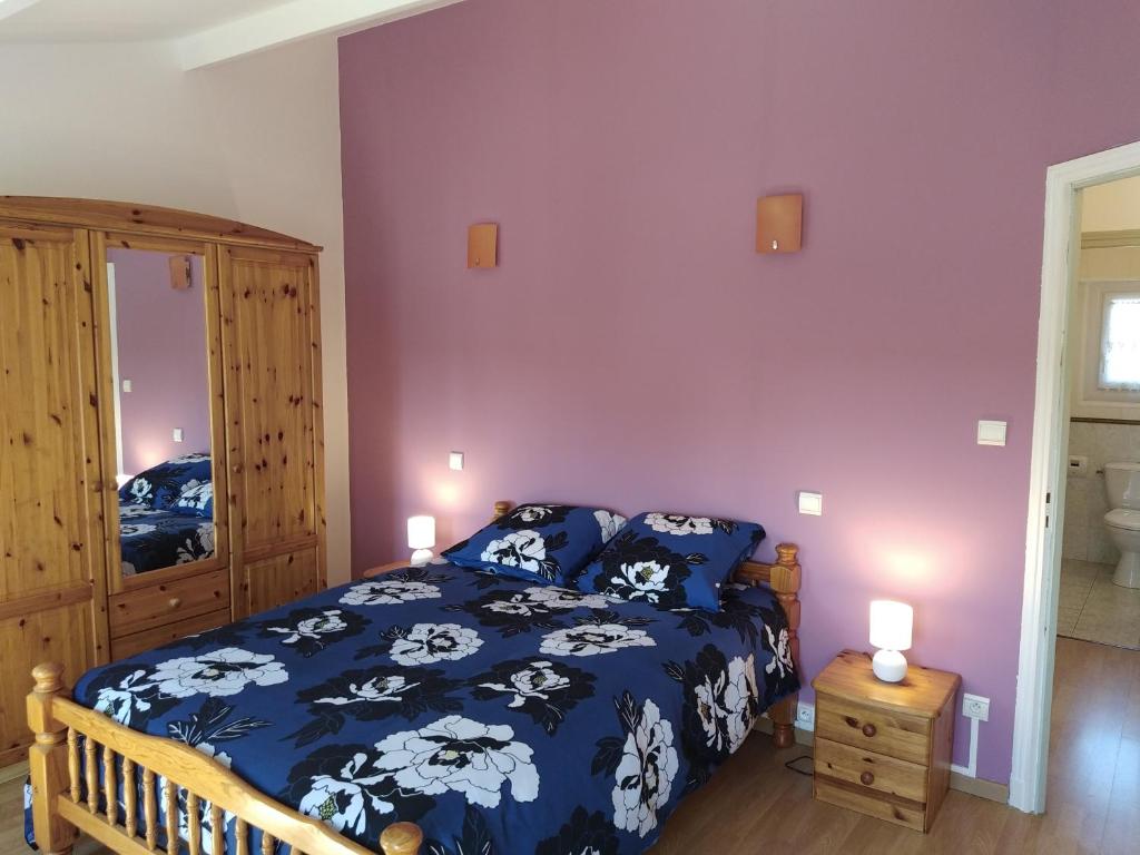 Łóżko lub łóżka w pokoju w obiekcie Gîte climatisé les hirondelles