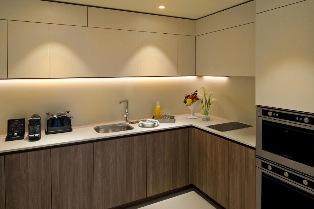 Kuchyň nebo kuchyňský kout v ubytování voco Doha West Bay Suites by IHG