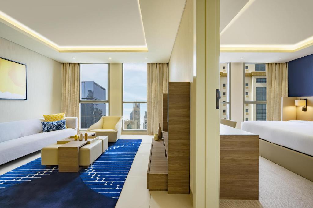 Postel nebo postele na pokoji v ubytování voco Doha West Bay Suites by IHG