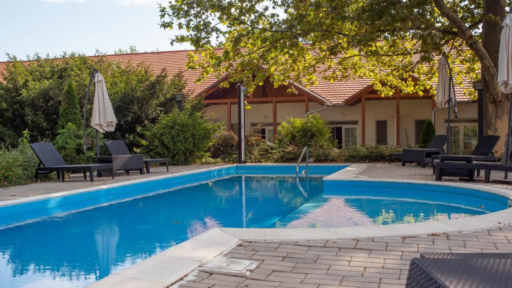 Bazén v ubytování Hotel Platán nebo v jeho okolí