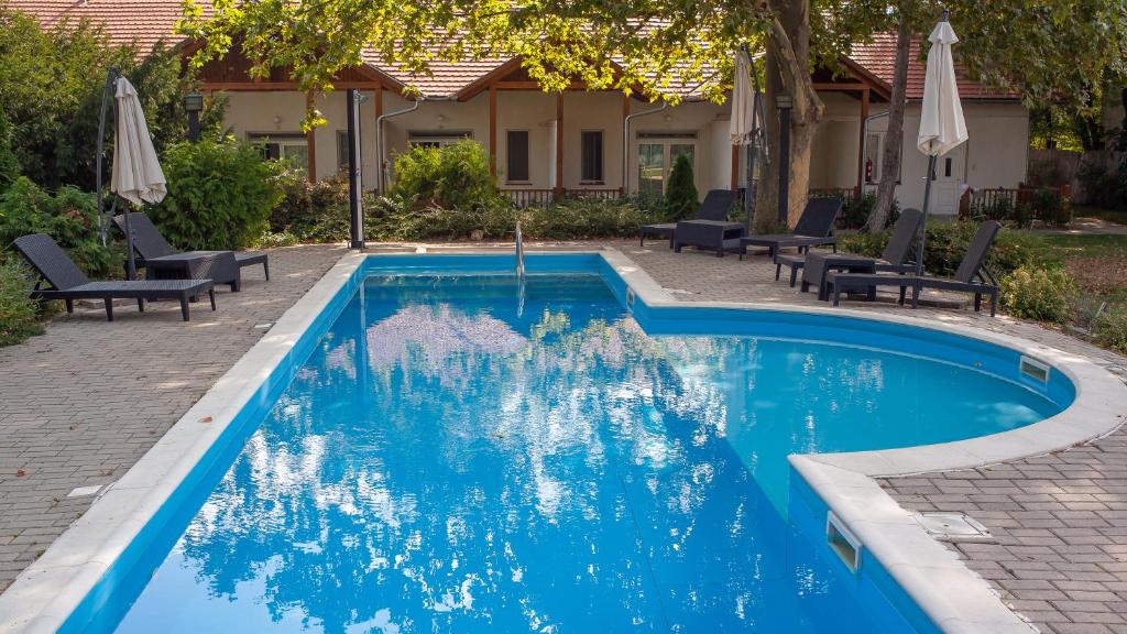Bazén v ubytování Hotel Platán nebo v jeho okolí