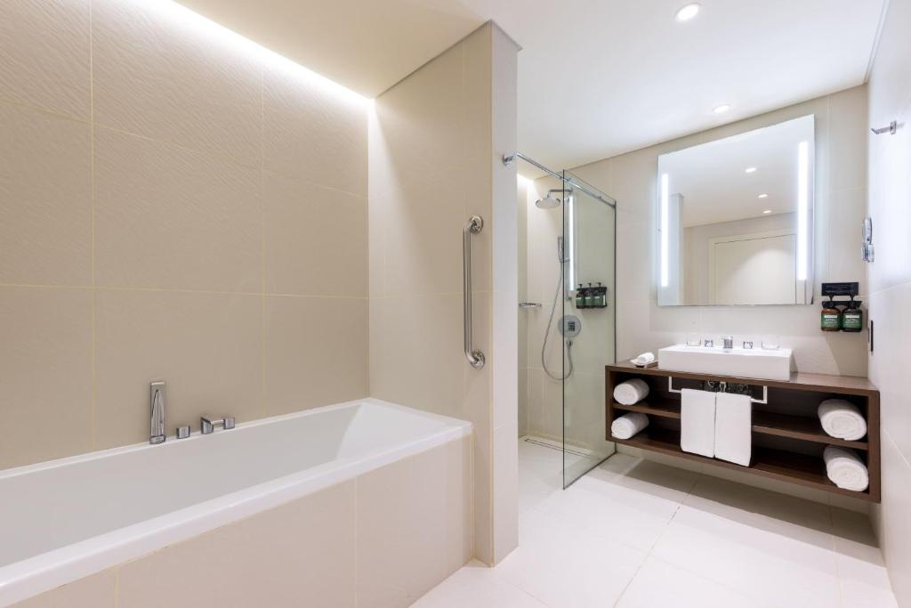 Koupelna v ubytování voco Doha West Bay Suites by IHG