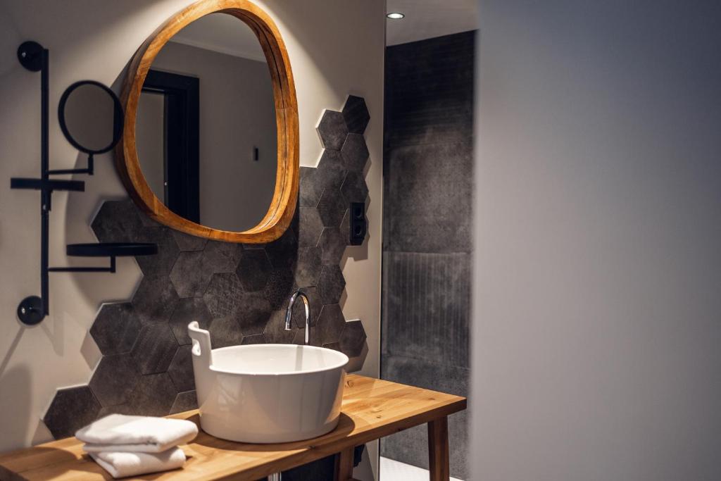 uma casa de banho com um lavatório e um espelho em Loom em Bolzano