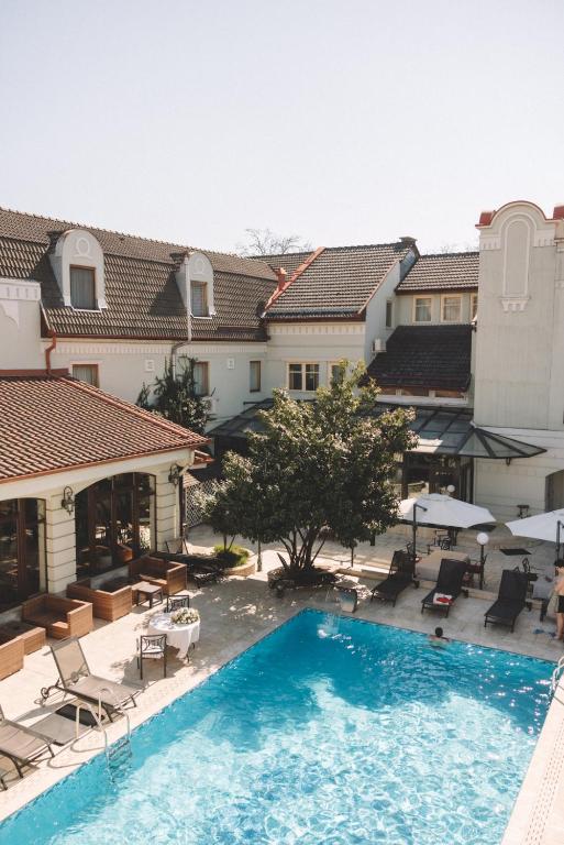 Bazén v ubytování The Elite - Oradea's Legendary Hotel nebo v jeho okolí