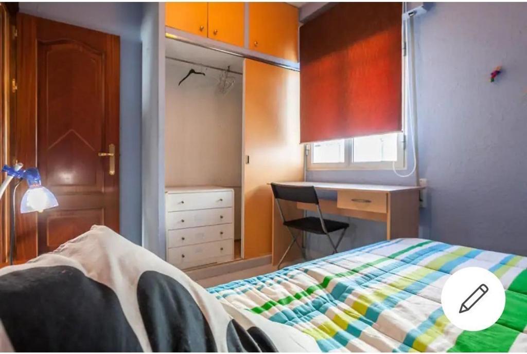 A bed or beds in a room at PISO CON BUENA RED WIFFI FIBRA ÓPTICA Alquiler de habitaciones