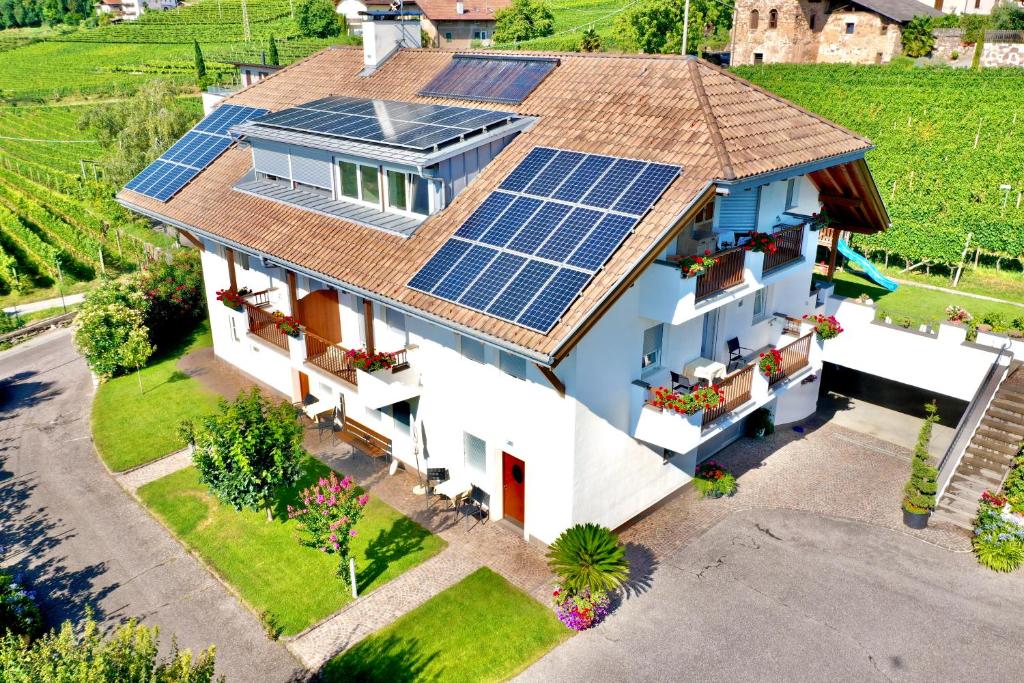 テルメーノにあるResidence Nesslerheimの屋根に太陽光パネルを敷いた家