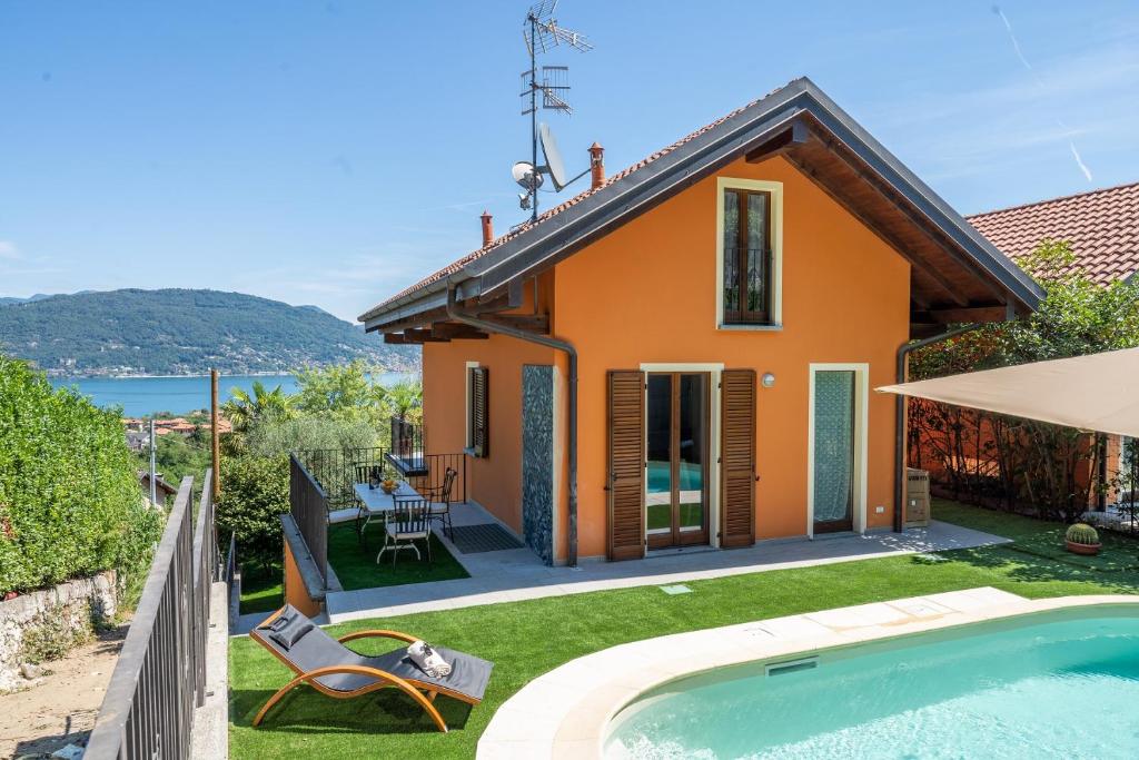 eine Villa mit einem Pool und einem Haus in der Unterkunft Palmito Villa in Baveno
