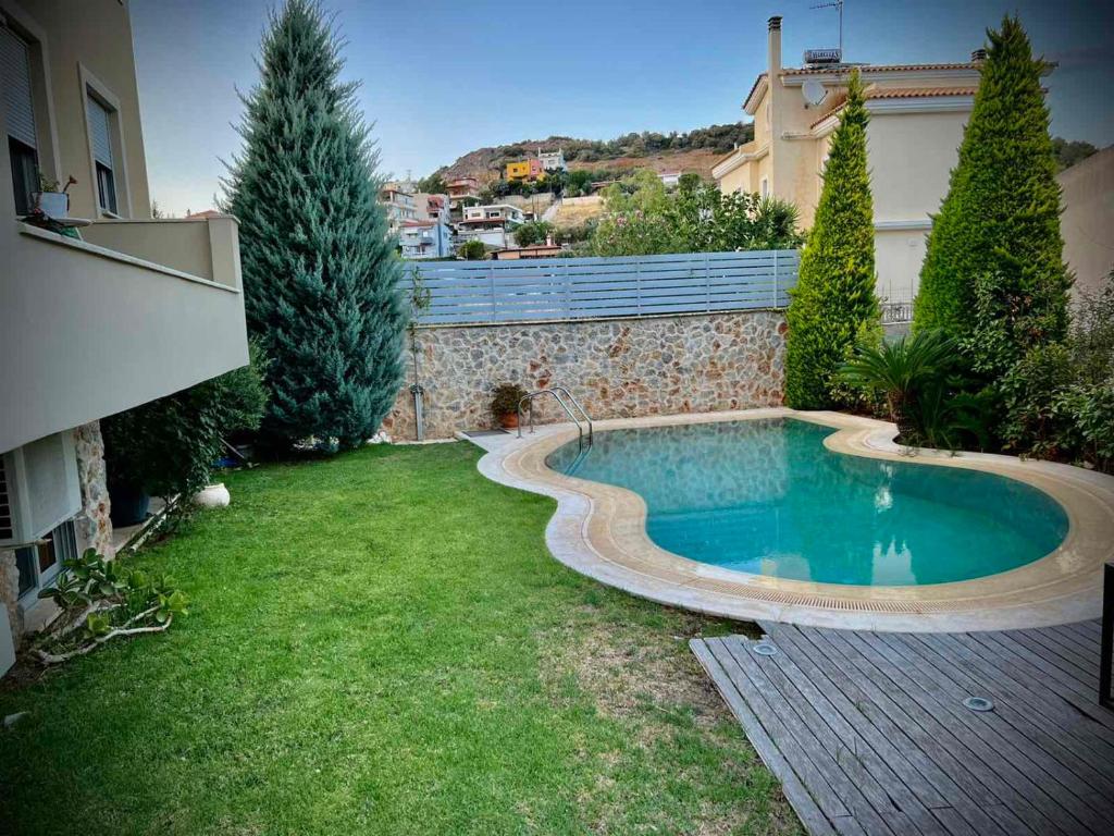 una piscina en el patio de una casa en Ένας ευχάριστος χώρος με πισίνα, en Porto Rafti