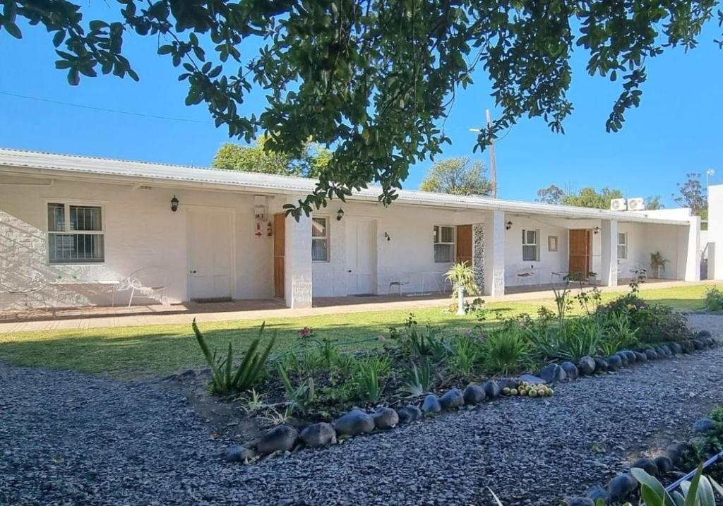 una casa con un jardín delante de ella en Rietjiesbos Self Catering, en Graaff-Reinet