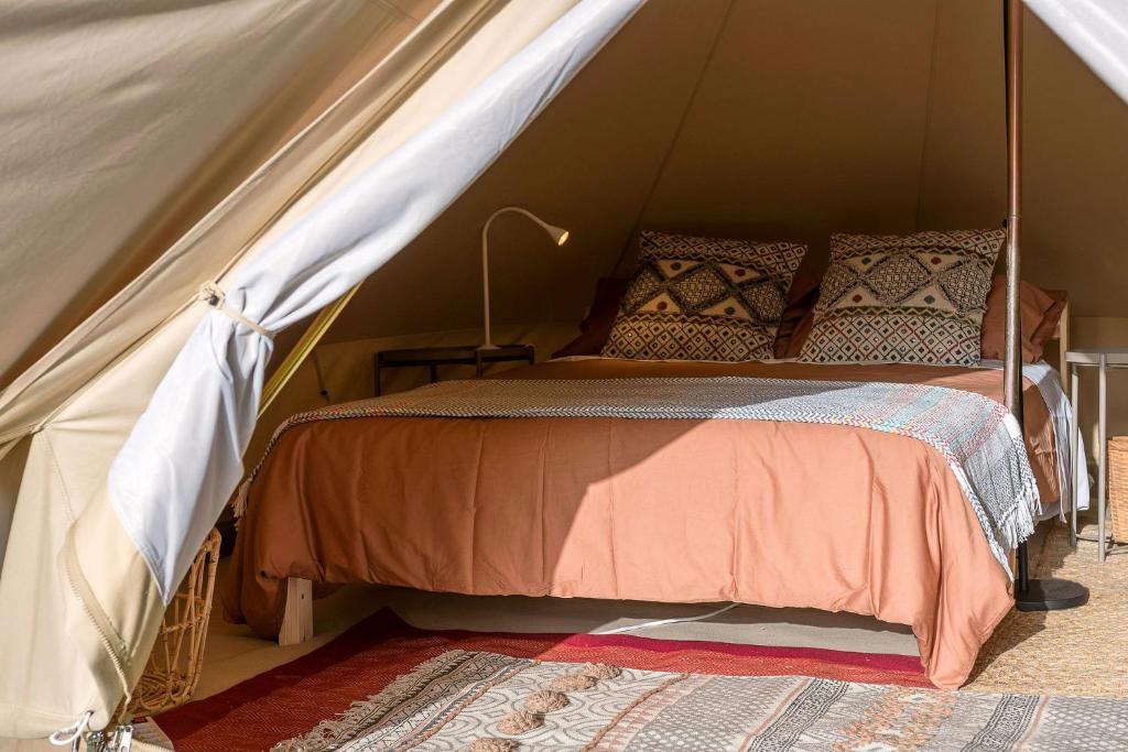 Łóżko lub łóżka w pokoju w obiekcie Glamping La Mimosa CONIL