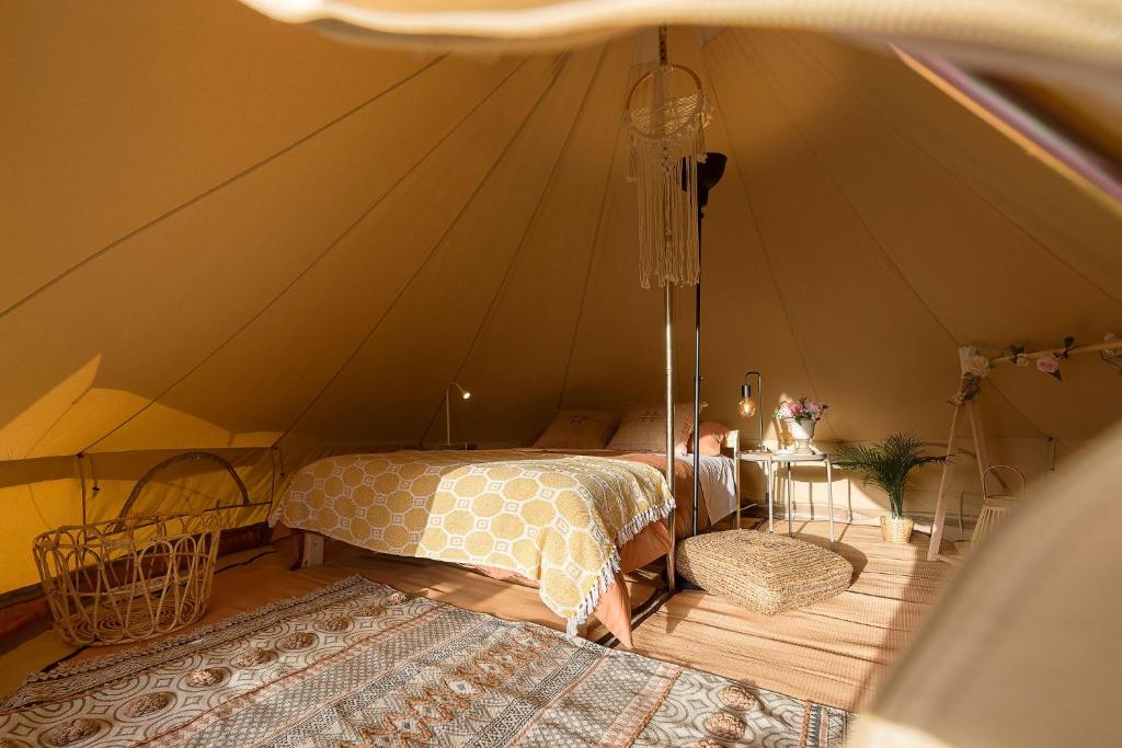 Łóżko lub łóżka w pokoju w obiekcie Glamping La Mimosa CONIL