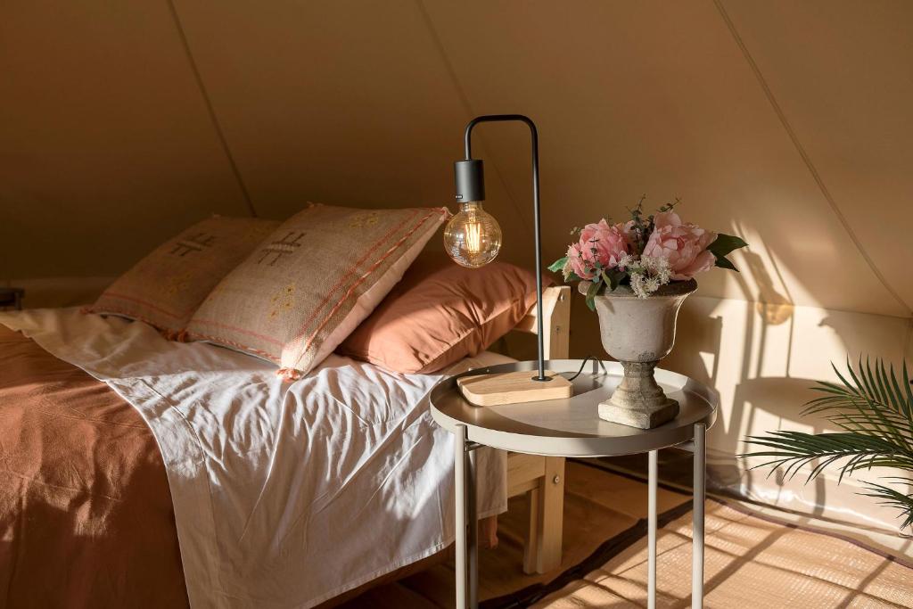 Łóżko lub łóżka w pokoju w obiekcie Glamping La Mimosa CONIL