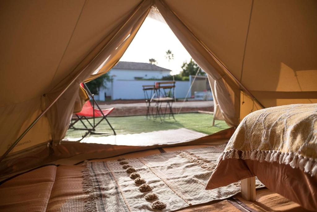 Łóżko lub łóżka w pokoju w obiekcie Glamping La Mimosa CONIL
