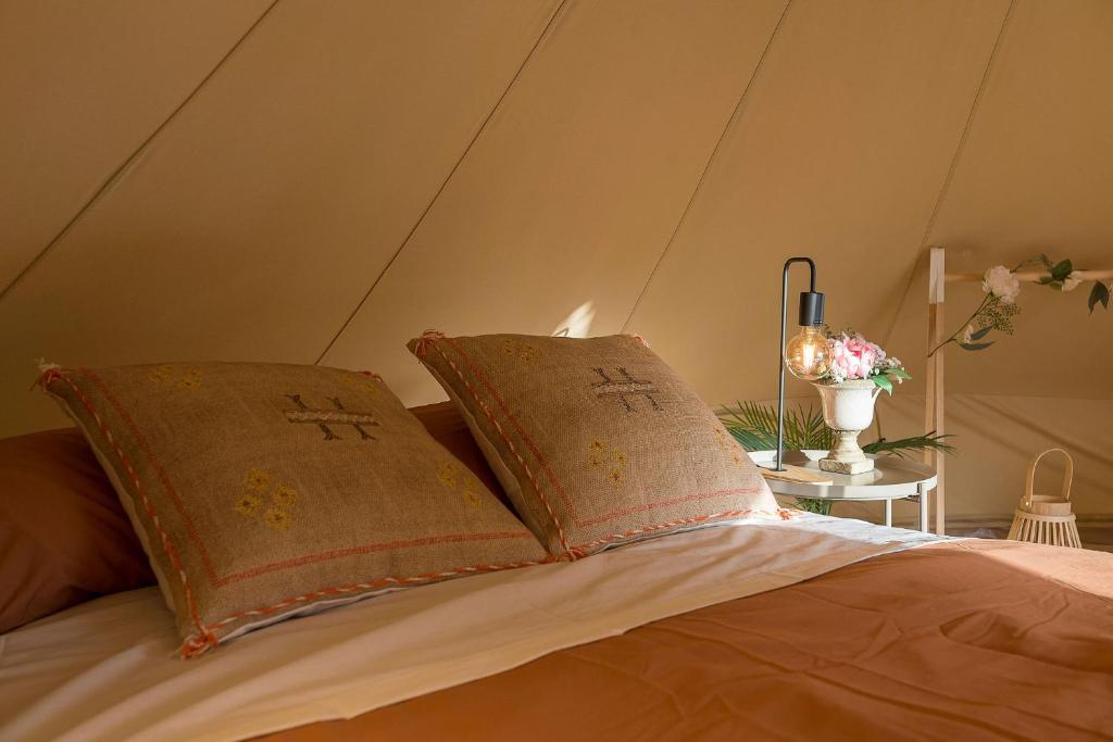 Łóżko lub łóżka w pokoju w obiekcie Glamping La Mimosa CONIL