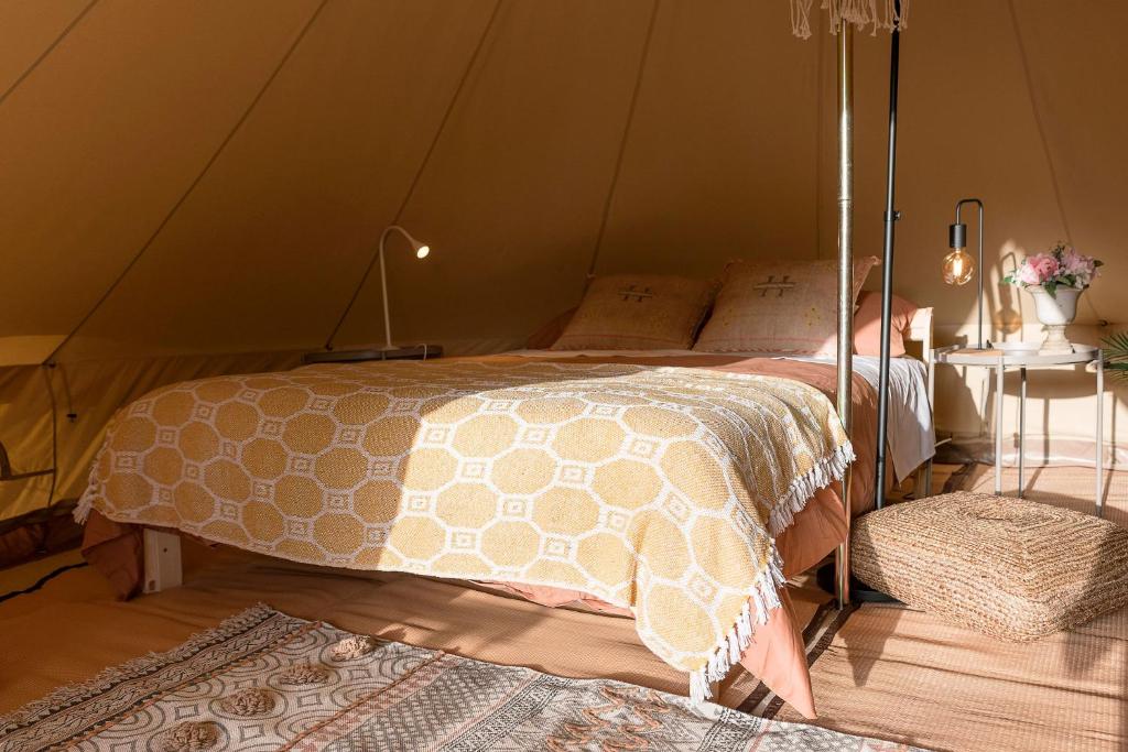 Łóżko lub łóżka w pokoju w obiekcie Glamping La Mimosa CONIL