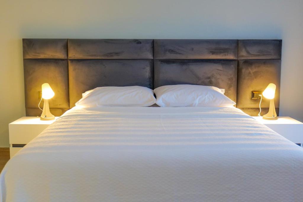 Postel nebo postele na pokoji v ubytování Sky Way SKK Luxury Apartments