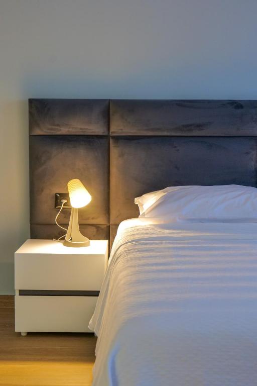 Postel nebo postele na pokoji v ubytování Sky Way SKK Luxury Apartments