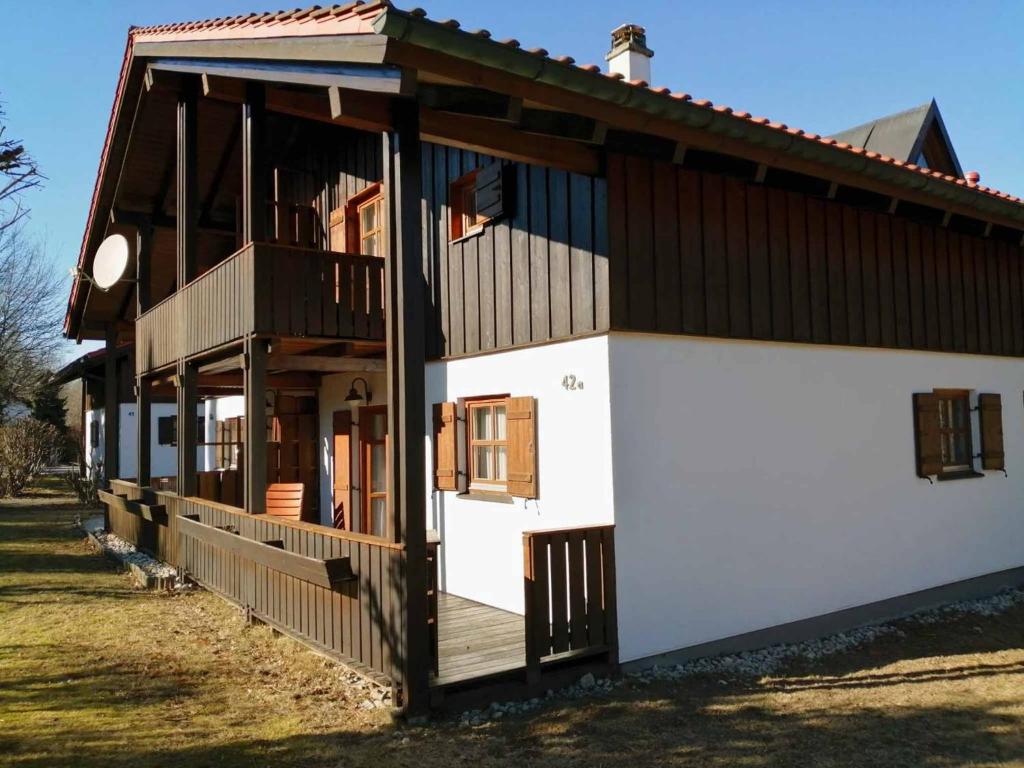 uma grande casa branca com um telhado castanho em Ferienhaus Meineke em Regen