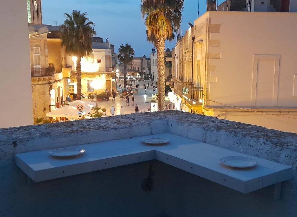 a table on the ledge of a building with a street at CASA DI 'NZUSU in Carovigno