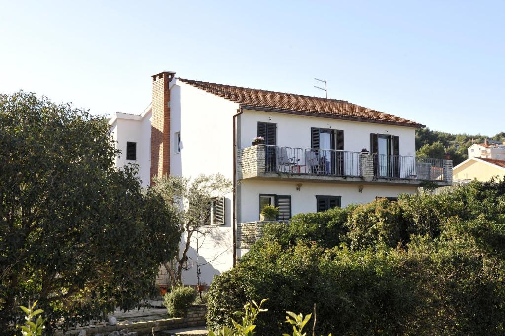 Casa blanca con balcón en una colina en Apartments by the sea Arbanija, Ciovo - 11592 en Trogir