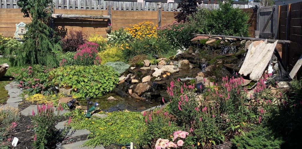 A garden outside Le vieux poulailler édifice patrimonial New-Richmond Gaspesie