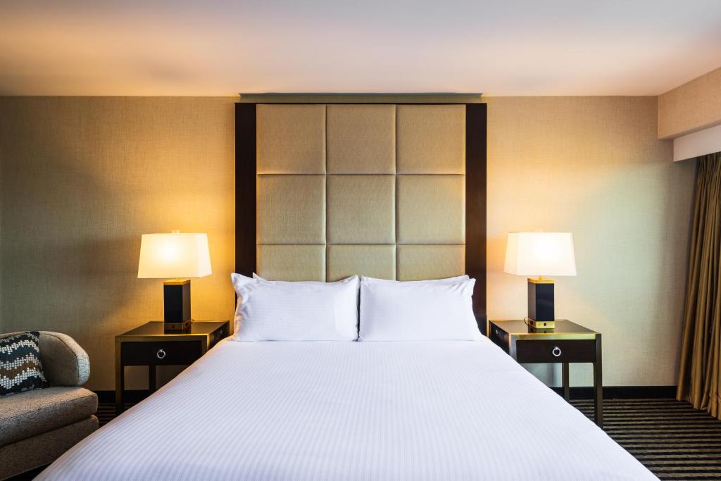 APA Hotel Woodbridge - Deluxe King Room