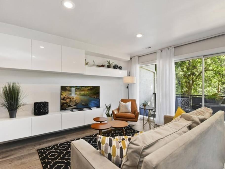 Condo 24! Prized Location. Modern! Bright! Enjoy! - Housity