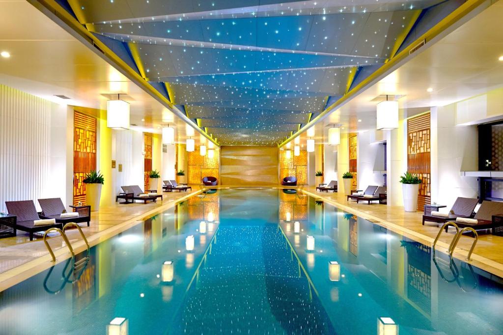 Bazén v ubytování Radisson Blu Hotel Liuzhou nebo v jeho okolí