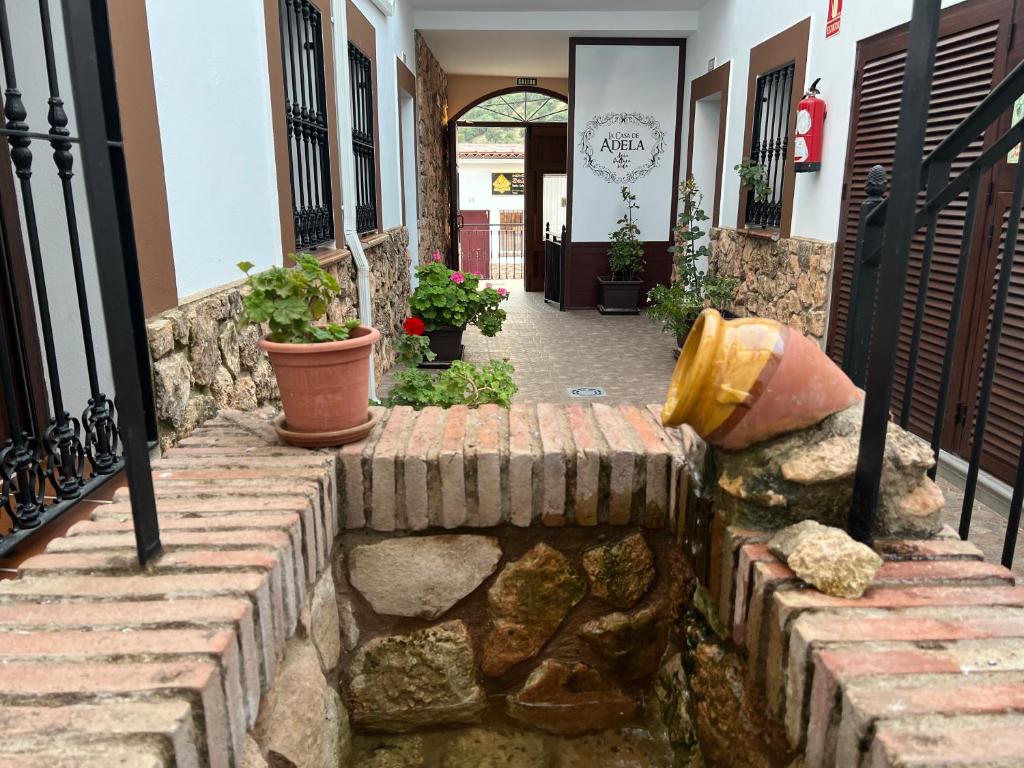 una pasarela de piedra que conduce a un edificio con plantas en La Casa de Adela, en Táliga