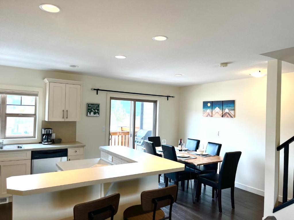Kuchyň nebo kuchyňský kout v ubytování Perfect base Invermere 3bd townhouse mt views with garage