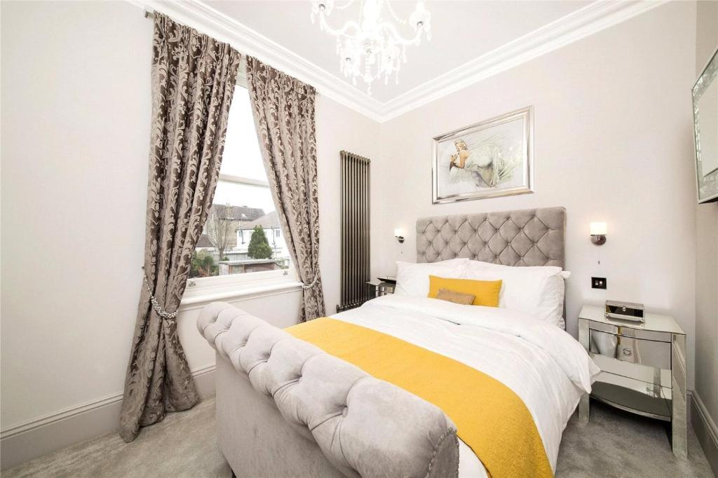 a bedroom with a bed and a window at Luxurious 1-bedroom apartment. Indoor Fireplace in South Norwood