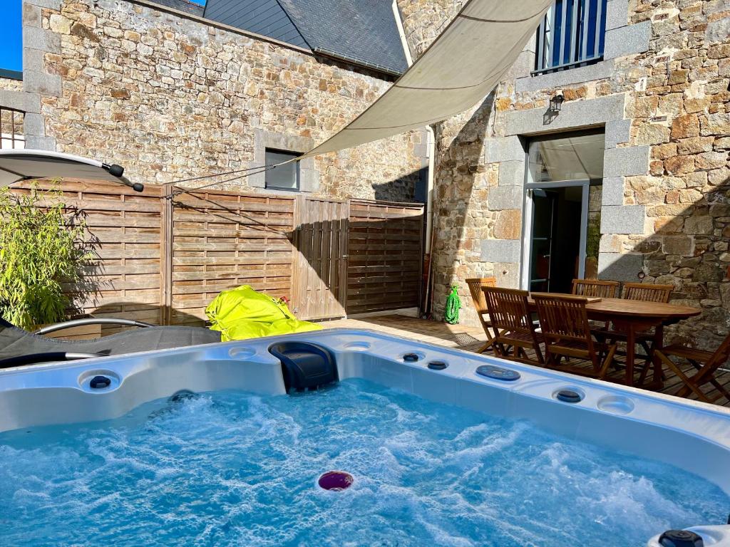 - un bain à remous dans l'arrière-cour d'une maison dans l'établissement L'authentique Doloise Spa, à Dol-de-Bretagne