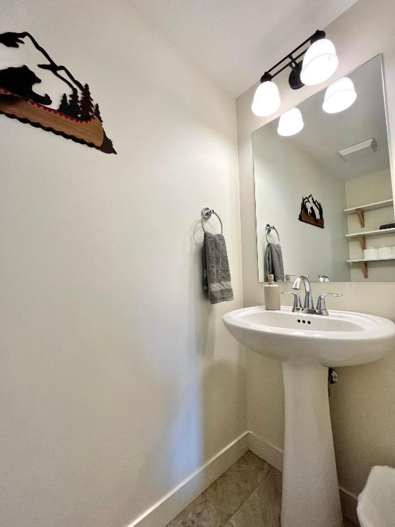 Koupelna v ubytování Perfect base Invermere 3bd townhouse mt views with garage