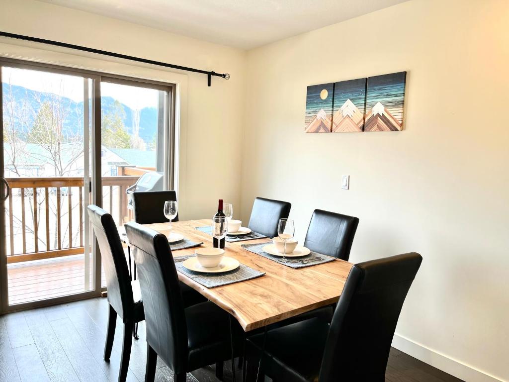 Fotografie z fotogalerie ubytování Perfect base Invermere 3bd townhouse mt views with garage v destinaci Invermere