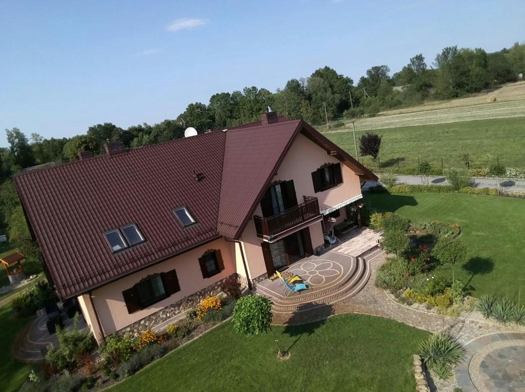 Sławatycze的住宿－Uroczysko Terebiski，享有带庭院的房屋的空中景致
