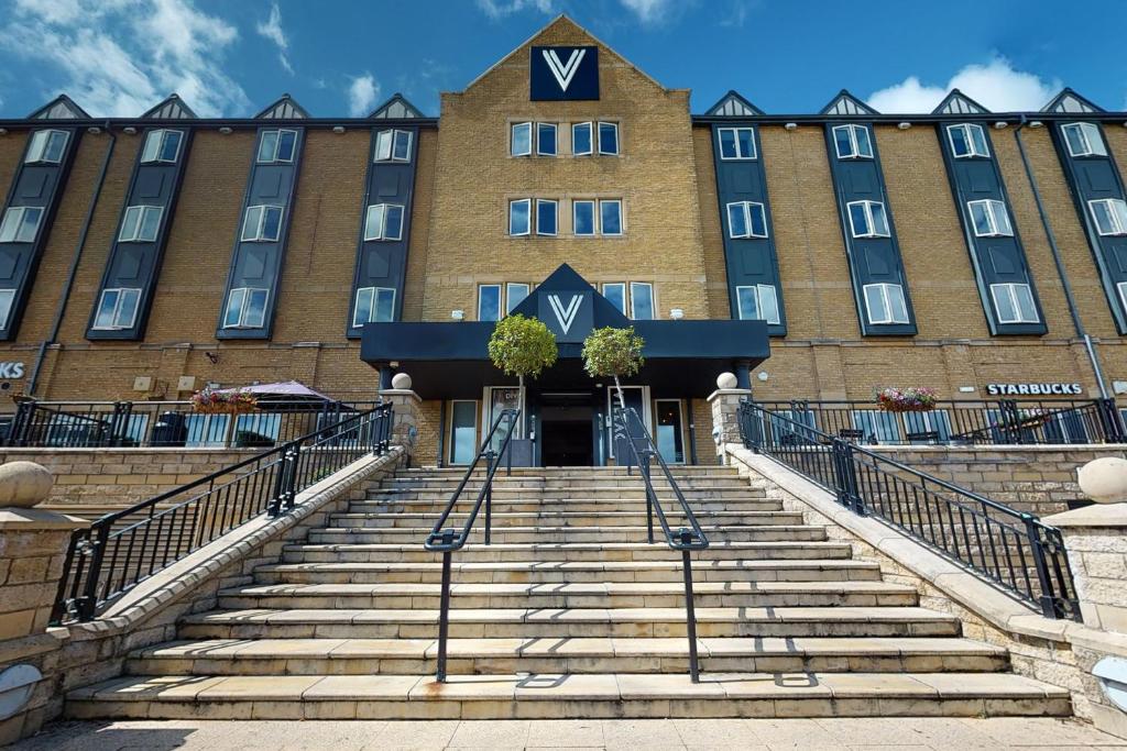 Un grand bâtiment avec des escaliers se trouve juste devant. dans l'établissement Village Hotel Newcastle, à Newcastle upon Tyne