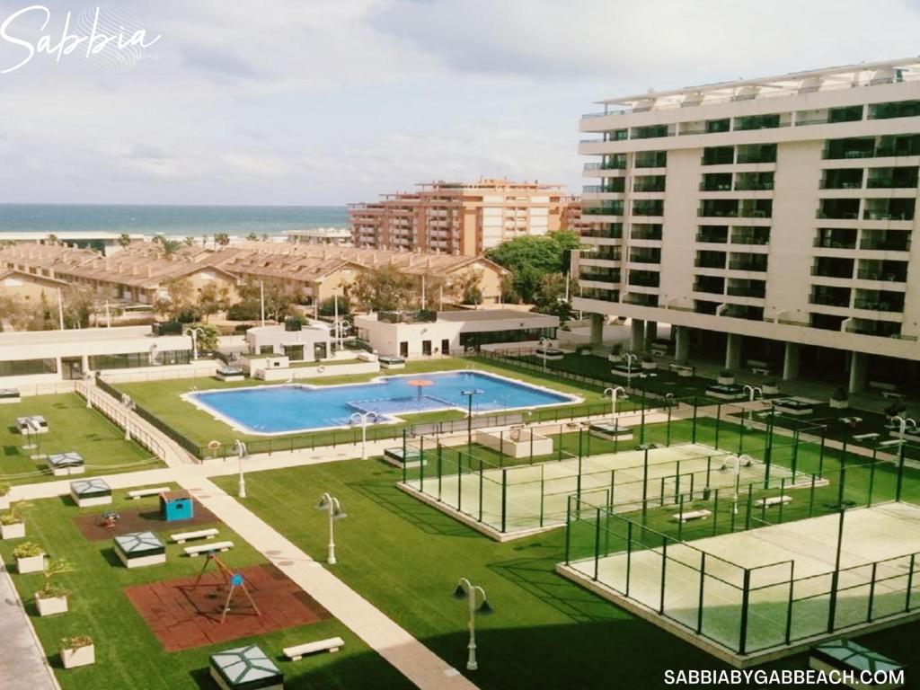 - Vistas a la piscina del complejo en Apartment Sabbia by Gabbeach Valencia, en Valencia