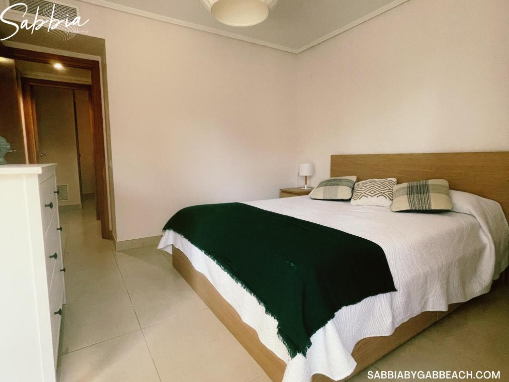 A bed or beds in a room at Sabbia Valencia Apartment