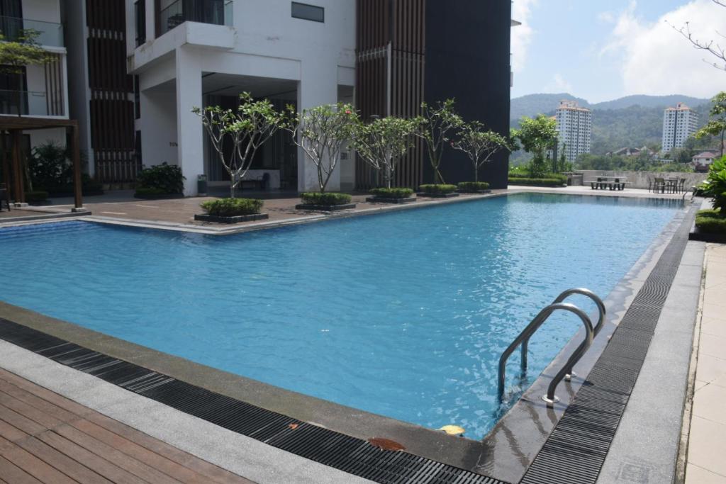 a swimming pool in the middle of a building at Home Sweet 2 bedrooms with Free WiFi Midhill Genting 9pax in Genting Highlands