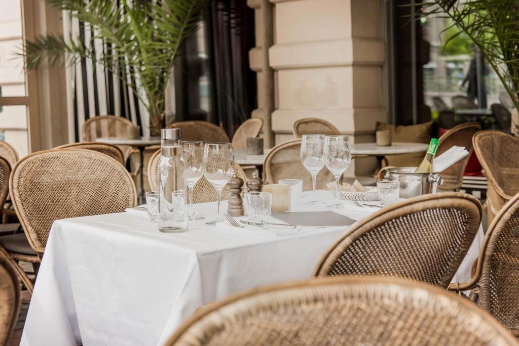 ヨーテボリにあるHotel Eggersの白いテーブルクロスとワイングラス付きのテーブル