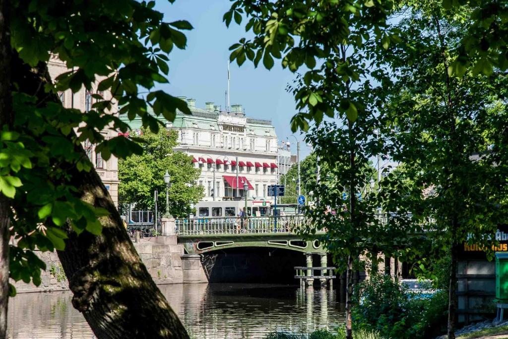 un pont sur une rivière avec un bâtiment dans l'établissement Hotel Eggers, à Göteborg