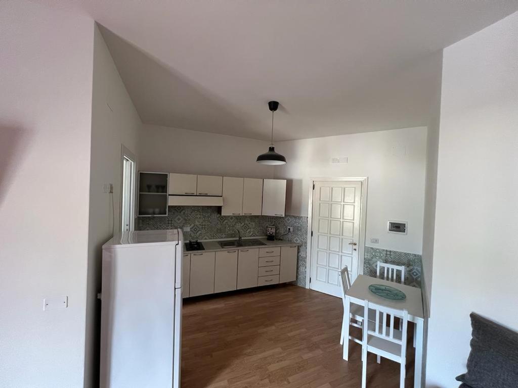 A kitchen or kitchenette at Casa di Charlie