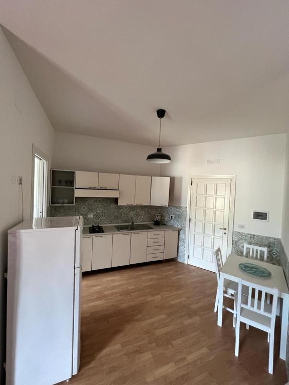 A kitchen or kitchenette at Casa di Charlie