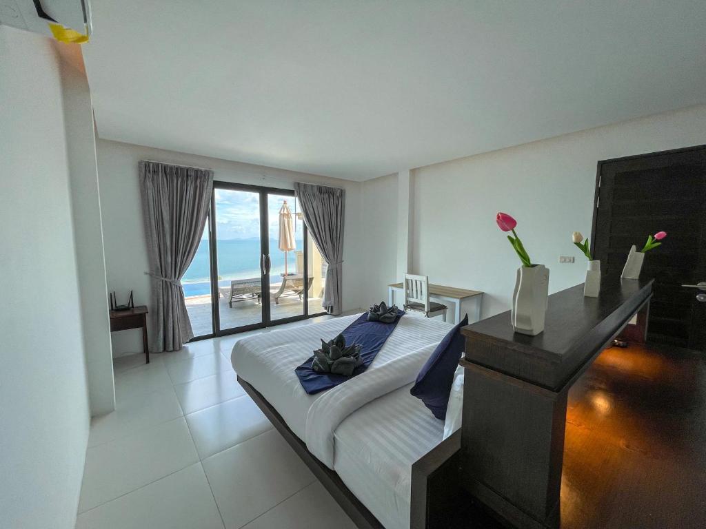 Schlafzimmer mit einem Bett und Meerblick in der Unterkunft High Life Villas in Salad Beach