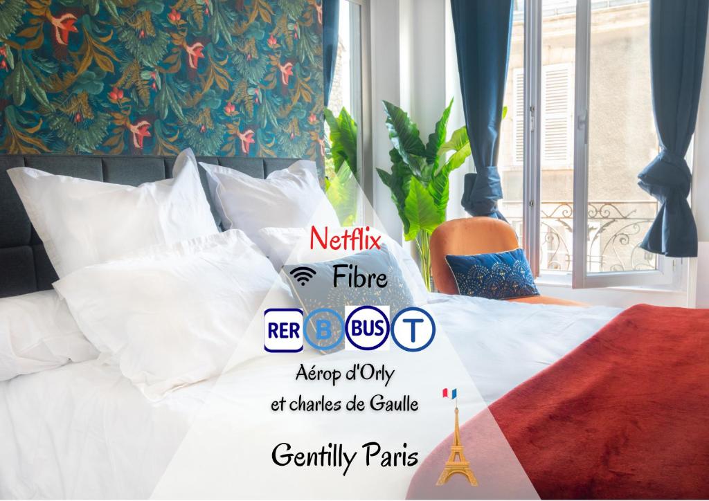 - un lit avec des oreillers blancs et une pancarte dans l'établissement Appartement 2 pièces chic et cosy à Paris, à Gentilly